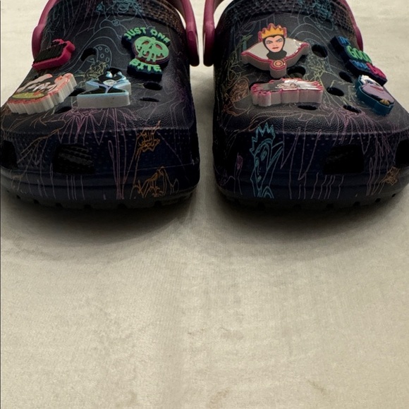 As good as NEW! CROCS Classic Disney Villains, sz J3 - Picture 4 of 12